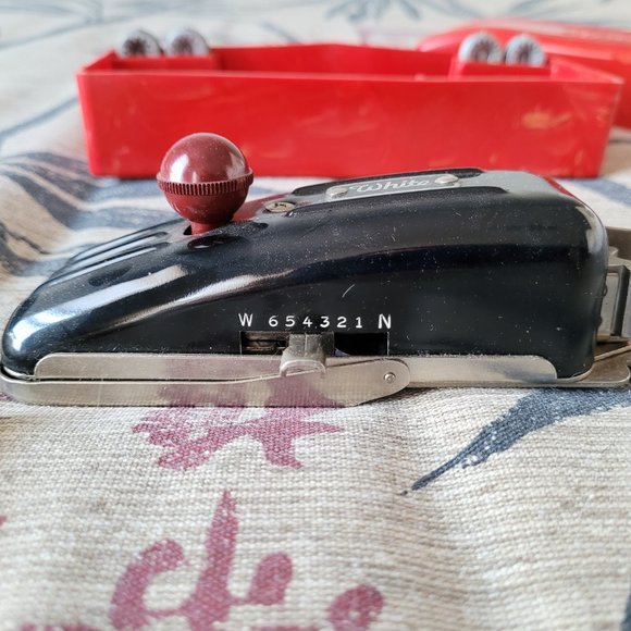 Vintage White Magic Key Buttonholer - Picture 11 of 16